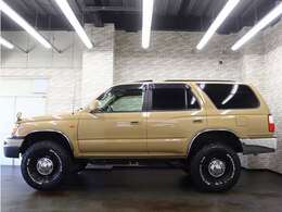 リフトアップによって、ハイラックスサーフがもつ重厚感を、より一層引き立てています。