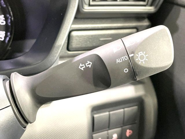 【オートライト】周りの明るさに応じて自動でヘッドライトの点灯・消灯ができる機能です！ライトの付け忘れ・消し忘れなどが無くなり、雨の日や夕方の走行も安心！トンネル通過時も便利ですね♪