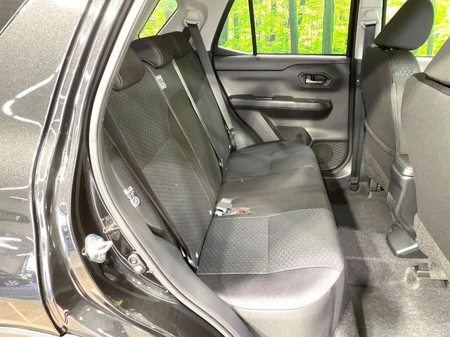 広々とした2列目シートは居住性が高く、居心地も快適！友達や家族とのお出かけにぴったりです。ベビーシートやチャイルドシート使用時も快適にお過ごしいただける十分な空間を確保しています。