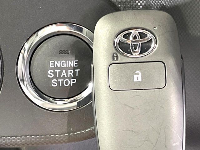 【キーフリーシステム】カバンやポケットに入れたままでもドアの施錠・解錠が可能なスマートキーを装備。エンジンのオン・オフ時もカギを取り出す必要が無いからとっても便利です♪