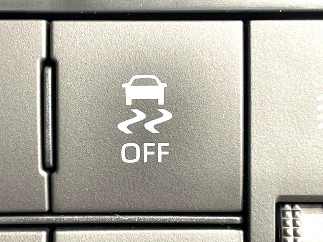 【横滑り防止装置】車両の横滑りを感知すると、自動的に車両の進行方向を保つように車両を制御します。雨の日など滑りやすい路面状況でも安全な運転が可能です。