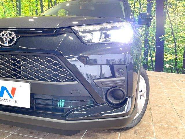 【LEDヘッドライト】悪天候や夜間走行時も良好な視界を確保し安心して運転できる高輝度LEDヘッドライトを装備！点灯速度が早く、消費電力も抑えられています。