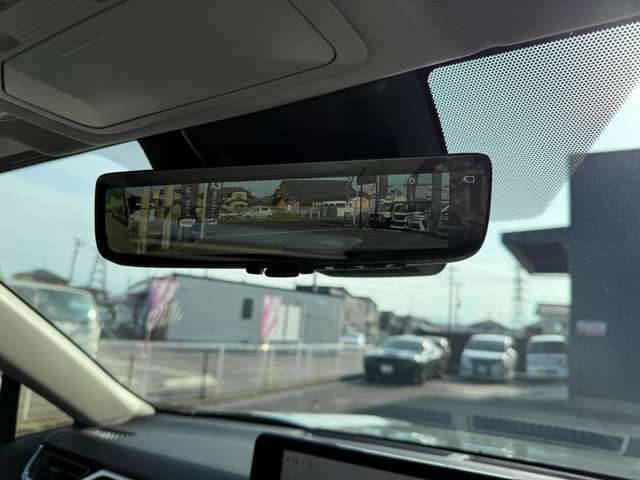 デジタルインナーミラー付きなので後続車もしっかりと確認出来ます。