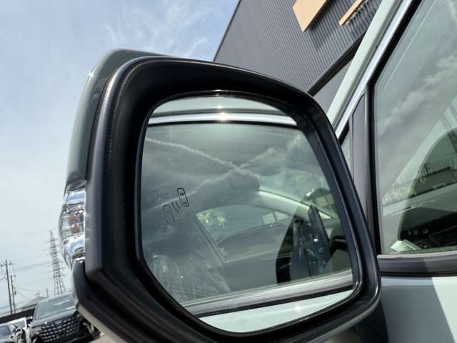 ブラインドスポットモニター付きなので隣車線の後続車接近時に光お知らせしてくれます。