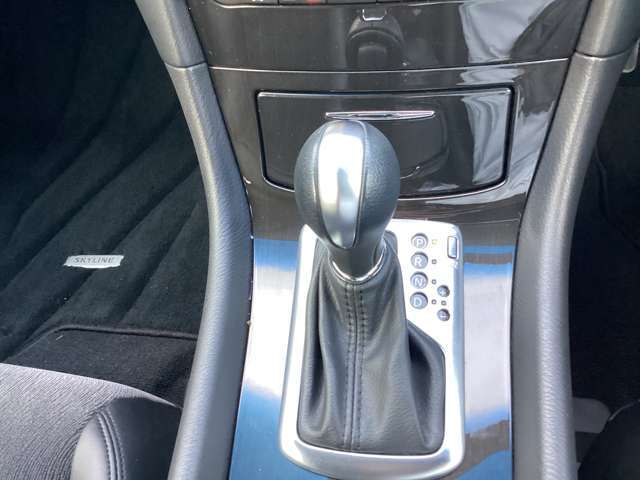 高級感あるシフトレバーマニュアルモード機能もあります