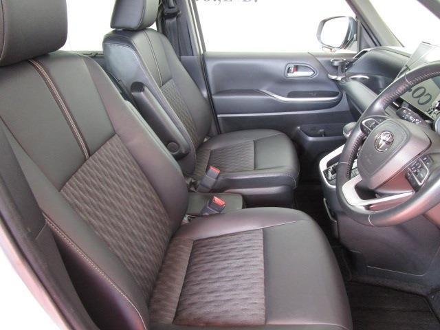 とっても綺麗な内装はハーフレザーシートがとってもオシャレ！