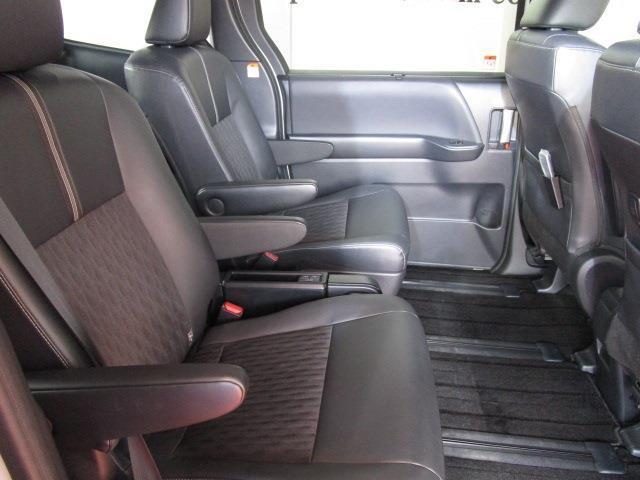 アームレスト装備で後席も快適ドライブ！