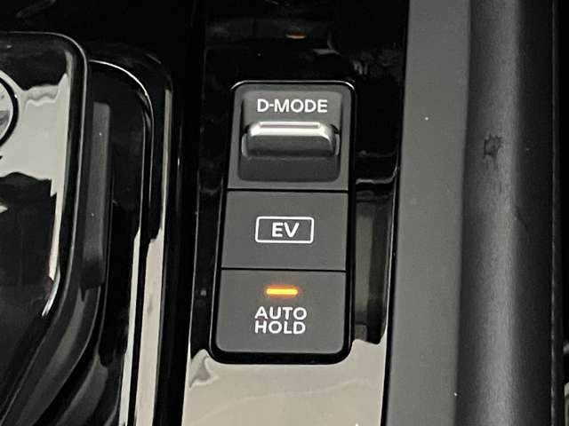 オートブレーキホールドがついています。信号待ちなどの停車時にブレーキを踏んだ状態を保ってくれます。ドライブモードも走行中にモードをエコ・スポーツ・ノーマルに切り替えが可能です。
