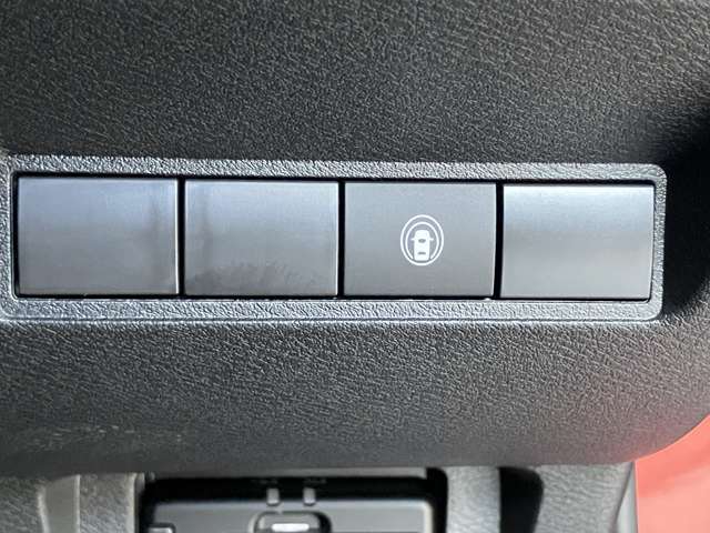 安全装備に関するボタンは運転席周りにまとめて設置されています