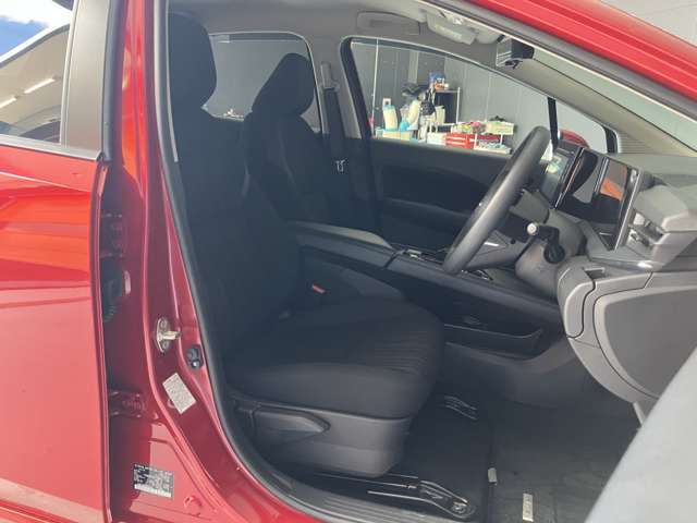 運転席、助手席です。座面も広くゆったりと座れてアームレストも付いているので重宝します。