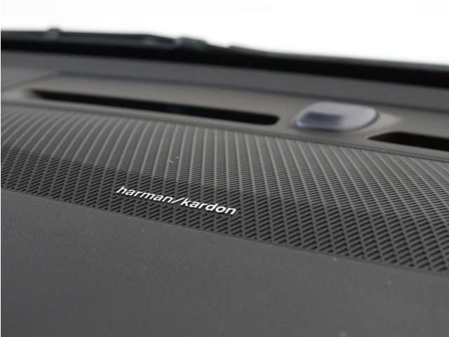 【harman/kardon】世界のオーディオファン垂涎のプレミアムサウンドシステムを搭載。原音に近い音場空間を忠実に再現。乗る人すべてに最良の音響体験を提供します。