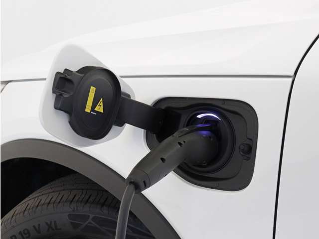 専用コードを接続するだけで簡単に充電が行えます。プラグインハイブリッドモデルRecharge PHEV T5は、走行中の充電のほか自宅などに設置された充電機器からの充電が可能です。