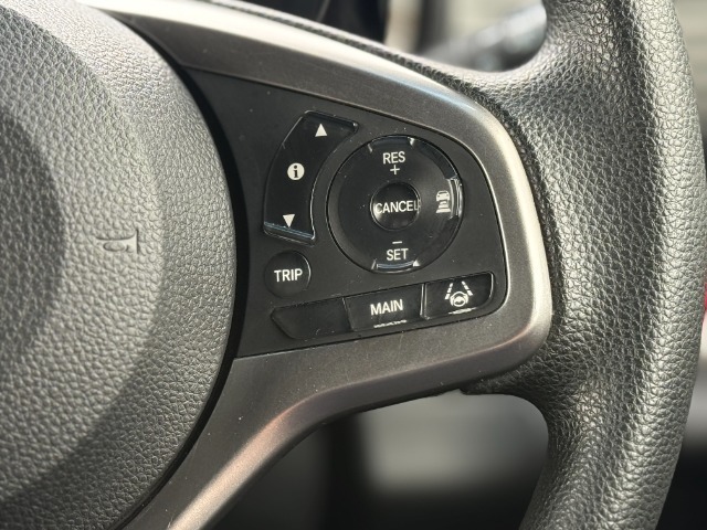 ハンドル右側スイッチは、ホンダセンシングの機能の一つ、「アダプティブクルーズコントロール」です。