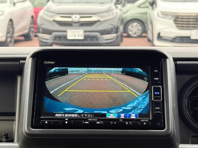 駐車時に便利なバックカメラを装備しています。