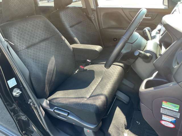 座り心地が良いシートなので長時間の運転でも快適にお過ごしいただけます。新品のフロアマットのご注文も可能です。掲載箇所以外にご希望の写真がございましたらお気軽にお問い合わせ下さい。