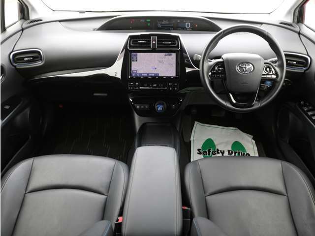 すっきりとしたプリウスらしいデザインのダッシュ回り！フロントビューの視認性もよく運転しやすいと思います★