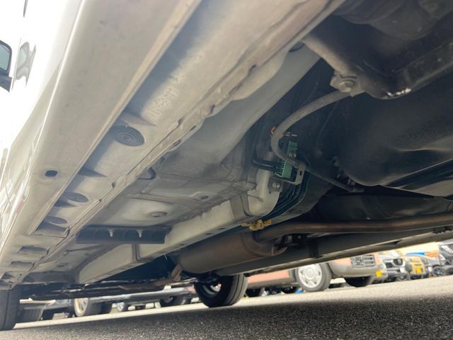 お車を安心してお乗りいただく為には、足回りの定期点検が欠かせません。サービスサポート（有償保証）では無料点検もご提供しており、安心のカーライフをお過ごしいただけるサポート体制が整っています。