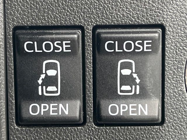 【両側パワースライドドア】スマートキーや運転席のスイッチで後席両側スライドドアの開閉が可能♪電動だから力を入れてドアを開ける必要が無く、小さなお子様でも簡単に開け閉めでき快適です♪