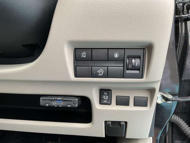 左側電動スライドドアは運転席からも開閉可能です！お子様がいても安心ですね！
