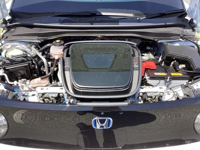 ボンネットを開けると、Honda e の心臓部、モータールームもきれいに清掃済みです。