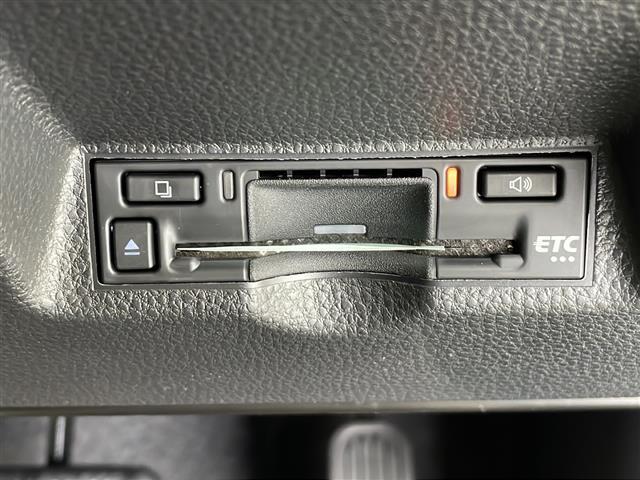 【ETC】有料道路を利用する際に料金所で停止することなく通過できる、ETC車載器（ノンストップ自動料金収受システム機器）が装備されています。セットアップを行うことで利用可能になります。