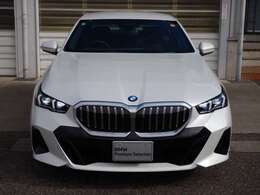 アダプティブLEDヘッドライト：コーナーに進入した際、ヘッドライトの角度を自動制御し、車が曲がる方向を照射して安全性を高めます