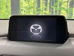 【マツダコネクト】車内の雰囲気にマッチした一体型タイプのディスプレイ。各種車輌設定やBluetooth再生等、様々な機能が楽しめます。専用SDカードのご購入で、ナビ機能も使用出来ます。