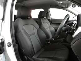 クオリティの高いシートを採用するのは、Audiのクルマづくりの哲学のひとつです。特に座り心地が重要です。体の大きなドイツ人が座っても頑丈な耐久性があります。。しかも肌触りも良く高級家具のようです。