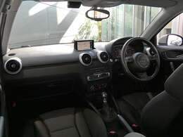 ●シンプルかつ機能的なアウディらしさを表現するインテリア。ラップアラウンドデザインの採用により、適度なタイト感と、圧迫感を感じない横方向への広がりを高いレベルで実現します。