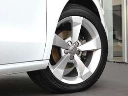 ●オシャレは足元から。サスペンションは硬すぎずしなやかな乗り心地に貢献しています。さらにローアンドワイドの佇まいがスポーティ！