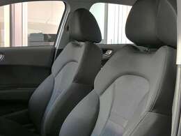 クオリティの高いシートを採用するのは、Audiのクルマづくりの哲学のひとつです。特に座り心地が重要です。体の大きなドイツ人が座っても頑丈な耐久性があります。。しかも肌触りも良く高級家具のようです。