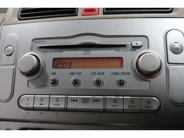 ホンダ純正CDチューナー☆お気に入りの音楽をお楽しみいただけます☆各種ナビ取り付けも当店にて対応可能です！是非ご相談くださいませ☆