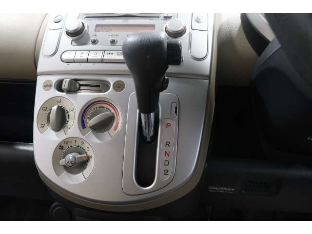 インパネシフトだから視線の移動も少なく足元もスッキリ♪運転席もゆったりしているのでゆとりを持ってドライブできますね！