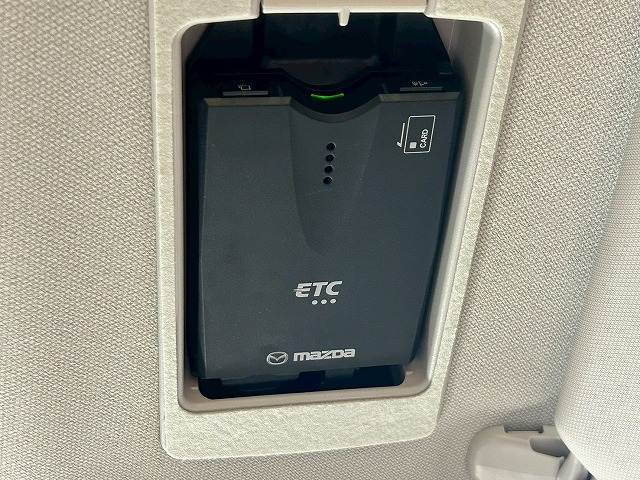 【ETC車載器】を装備しておりますので、ご納車直後からの遠距離ドライブも可能です。土日の利用料金の割引や、朝夕の通行料金を割引料金で高速道路をお楽しみいただけます。