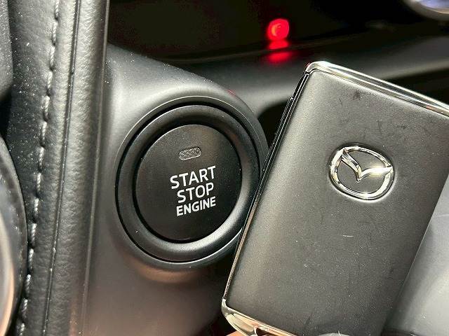 【スマートキー】車内へのアクセスやエンジン始動が楽々に行える今や必須アイテムのキー複製防止の「イモビライザー」まで備わっております。