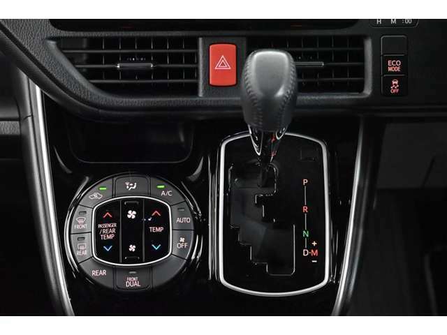 左右独立温度コントロールフルオートエアコンです。運転席、助手席それぞれで独立して温度設定ができます。冷え性の方が乗っても安心ですね♪