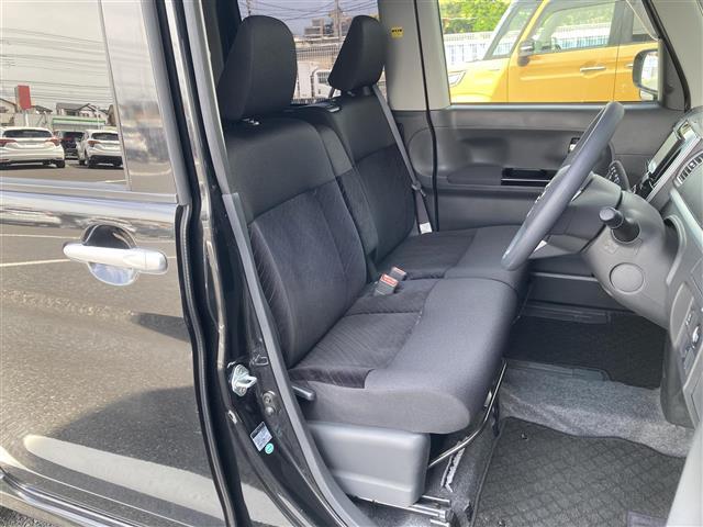【運転席】座り心地が良いシートなので長時間の運転でも快適にお過ごしいただけます。新品のフロアマットのご注文も可能です。掲載箇所以外にご希望の写真がございましたらお気軽にお問い合わせ下さい。