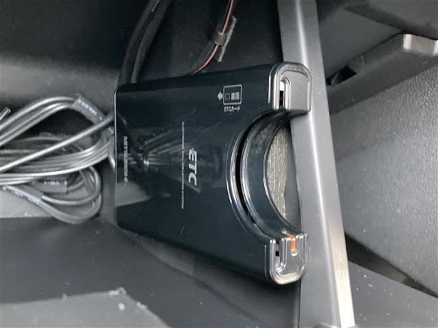 【ETC】有料道路を利用する際に料金所で停止することなく通過できる、ETC車載器（ノンストップ自動料金収受システム機器）が装備されています。セットアップを行うことで利用可能になります。