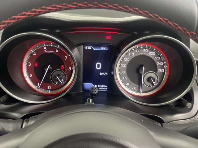 【スピードメーター】『スピードメーター』の画像になります。メーターがシンプルで見やすく運転しやすいですね！