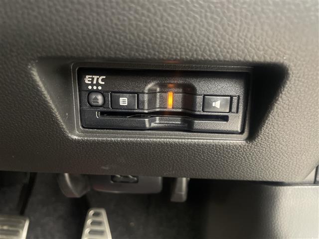 【ETC】有料道路を利用する際に料金所で停止することなく通過できる、ETC車載器（ノンストップ自動料金収受システム機器）が装備されています。セットアップを行うことで利用可能になります。