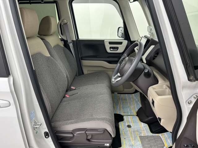 ◆【運転席】座り心地が良いシートなので長時間の運転でも快適にお過ごしいただけます。新品のフロアマットのご注文も可能です。掲載箇所以外にご希望の写真がございましたらお気軽にお問い合わせ下さい。