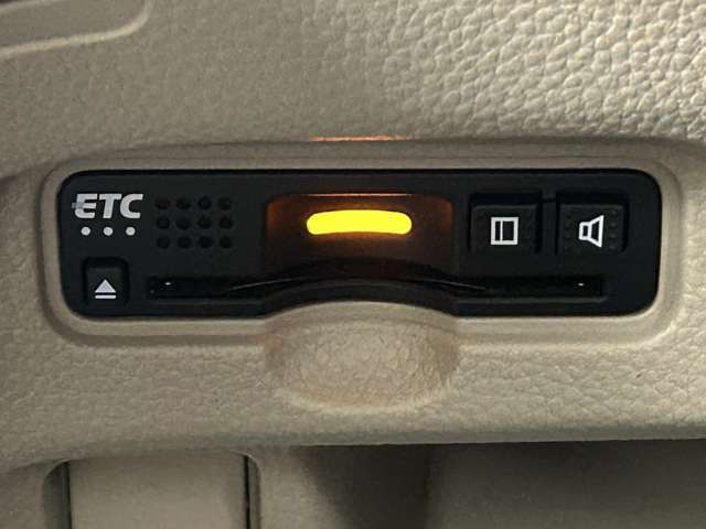 ◆【ETC】有料道路を利用する際に料金所で停止することなく通過できる、ETC車載器（ノンストップ自動料金収受システム機器）が装備されています。セットアップを行うことで利用可能になります。