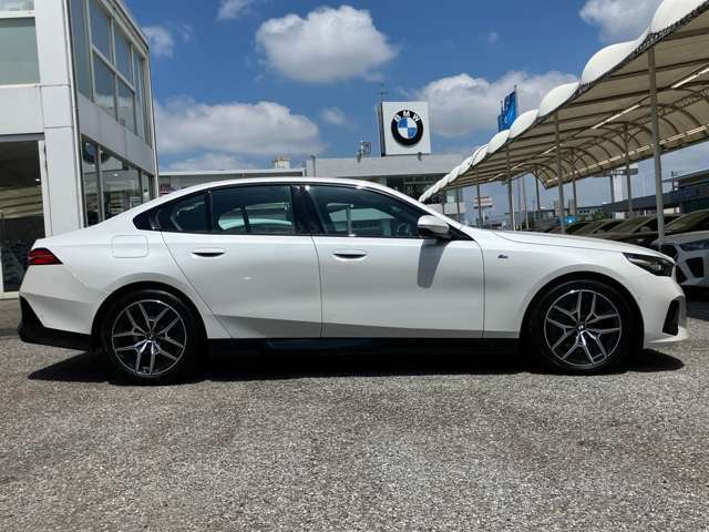 ★BMWエマージェンシーサービス：24時間、様々なトラブルの応急処置のアドバイス、出張修理やレッカー手配、お客様の交通手段やホテルの確保、そして場合によっては、その費用までをも負担するというサービスで