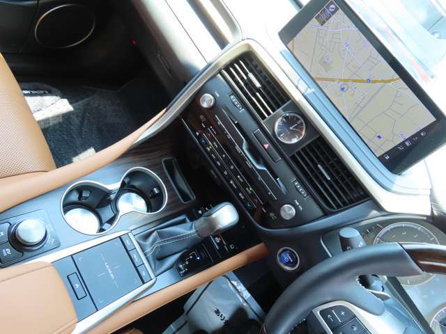 純正ナビはVICSによる最新道路交通情報とユーザーの走行情報から生成した独自の交通情報を元に予測し、より最適なルートを配信。通信環境の悪いエリアでは、車載機でルート探索を行うハイブリッドナビを搭載する