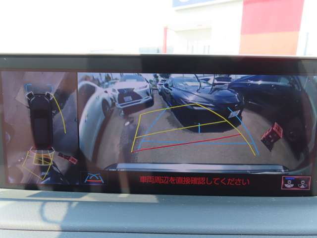 パノラミックビューモニターは車両の前後左右に搭載したカメラから取り込んだ映像を合成し、上から車両を見下ろした様な映像をナビ画面に表示。運転席から目視しにくい車両周辺の状況をリアルタイムで確認できます。