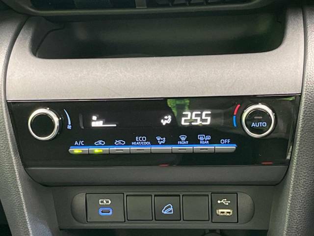 【問合せ：0776-53-4907】【オートエアコン】一度お好みの温度に設定すれば、車内の温度を検知し風量や温度を自動で調整。暑い…寒い…と何度もスイッチ操作をする必要はありません。