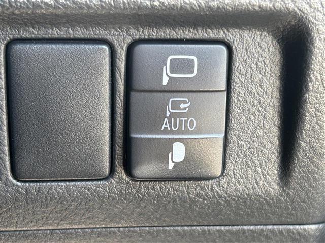 【電動格納ミラー】運転席のスイッチで、ドアミラーの開閉や角度の調整ができます。