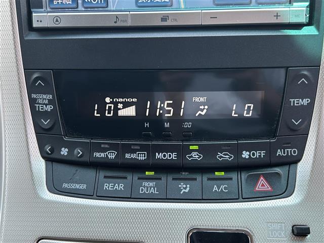 【左右独立温度コントロール式フルオートエアコン（DUAL/SYNC）】運転席側と助手席側でそれぞれ自由に温度設定ができ、快適な風量やモードなどを自動調整します！