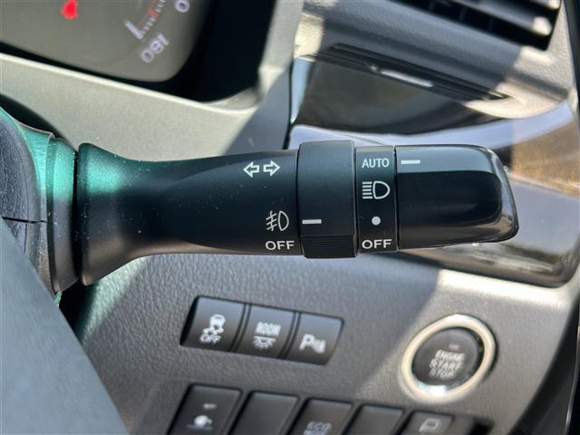 【オートライト（AUTO）】外の明るさをシステムが感知して、自動でヘッドライトが点灯します！ヘッドライトをつけ忘れを防ぐ便利機能です。