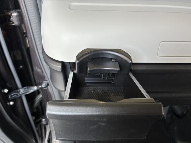 プッシュ式ドリンクホルダーが付いています。